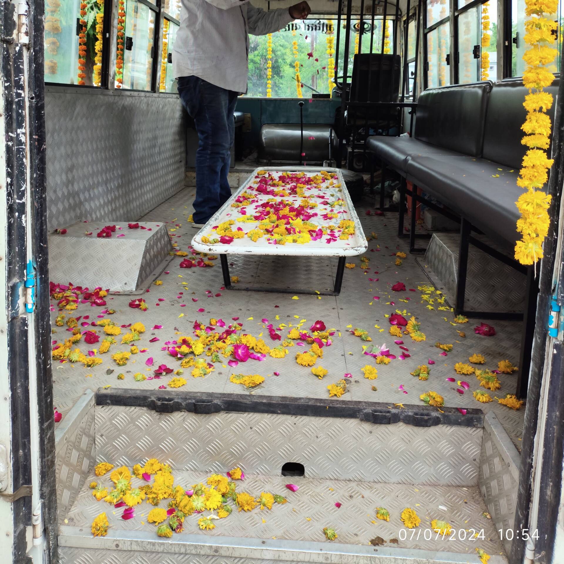 Cremetorium Van - DharmikKarm.com